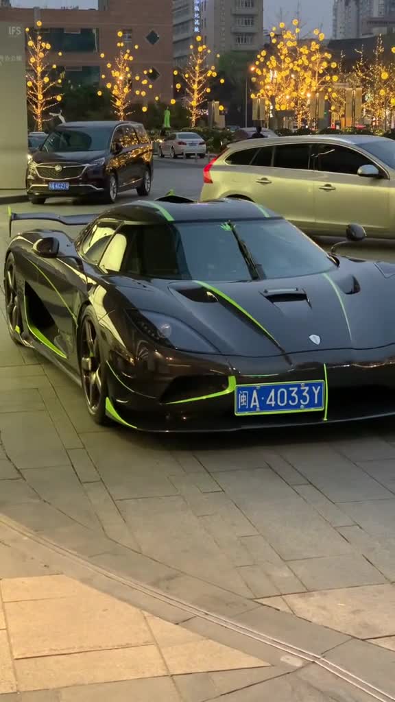 ifs偶遇玩车界富少肖楠的老年代步车,限量款全碳幽灵科尼塞格超跑停这