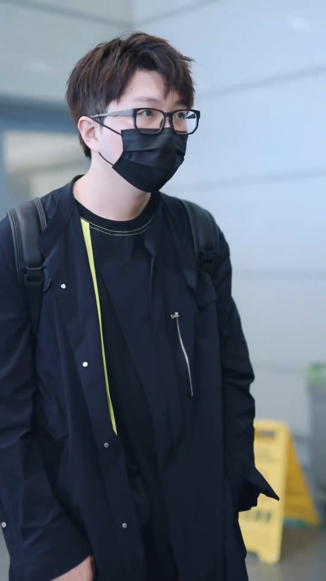 娱乐#毛不易现身机场,摸摸耳朵看看周围,两颊上的红晕藏都藏不住!