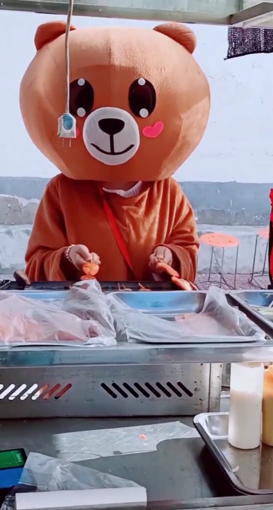 调皮熊烤串串,最后帅哥的微微一笑