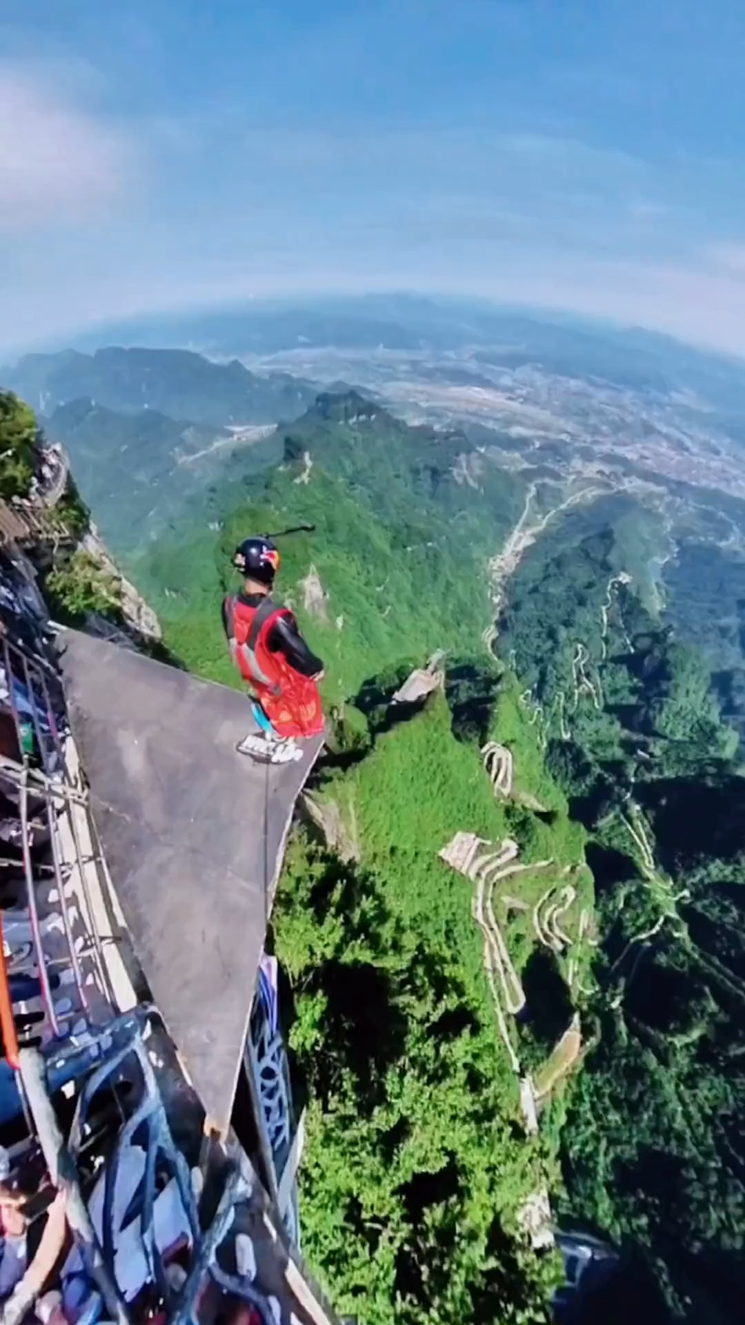 天门山翼装飞行现场 国庆长假打卡好去处