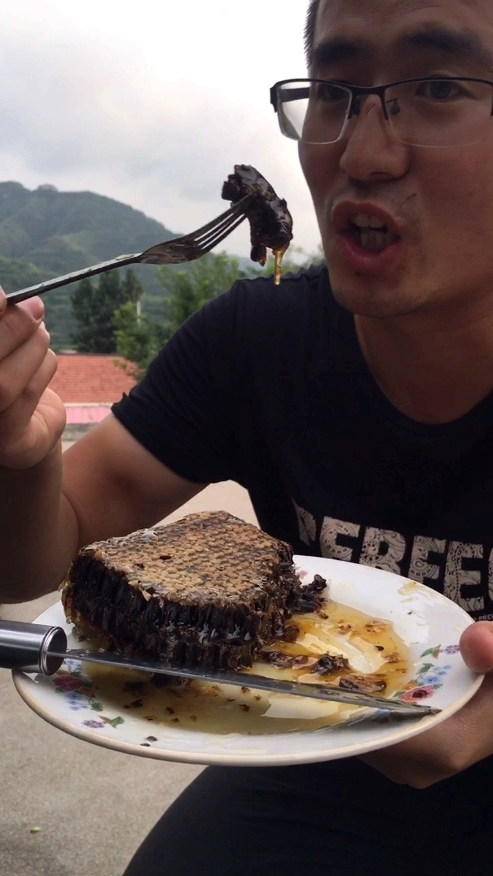 舌尖上的乡村美食#大山里的养蜂人推荐您吃老巢蜜,采百花花蜜,酿造