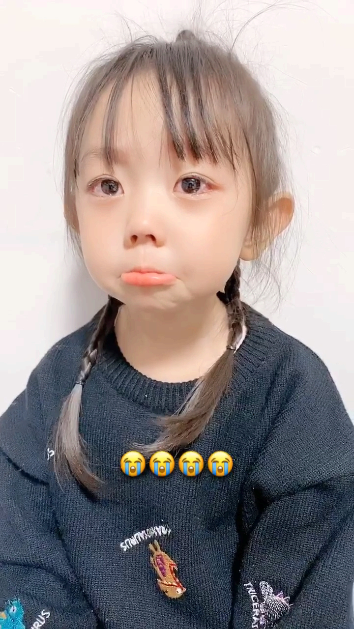 又想骗我生女儿#不小心压着爸爸啦,怕给爸爸压坏了,心疼爸爸