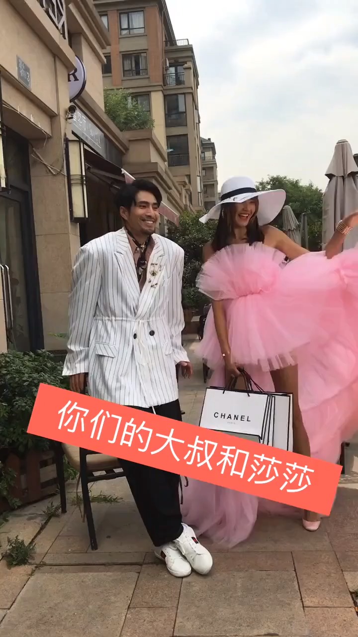 莎莎和大叔拍照瞬间,感觉莎莎的脸变化的太快了,有点难以接受