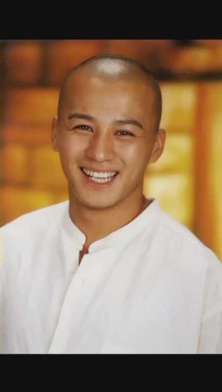他曾给洪金宝当武术替身大难不死后从替身变主演成古装剧红人演员毛乐
