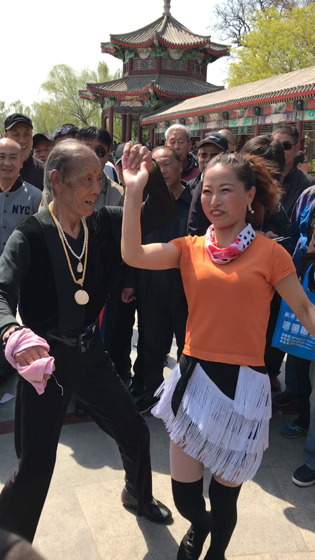 80岁网红张大爷和安静老师共舞