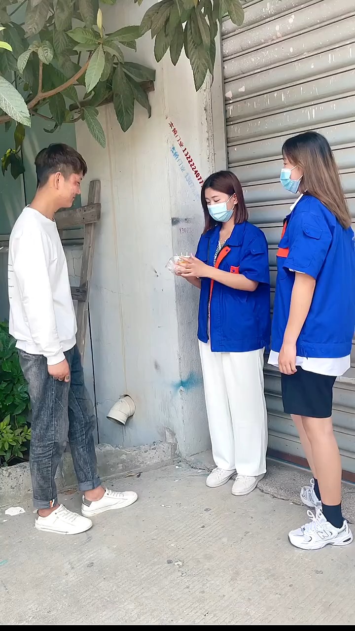 搞笑段子剧#接到西安帅哥,天气太热请他吃雪糕,厂妹想给他惊喜却变成