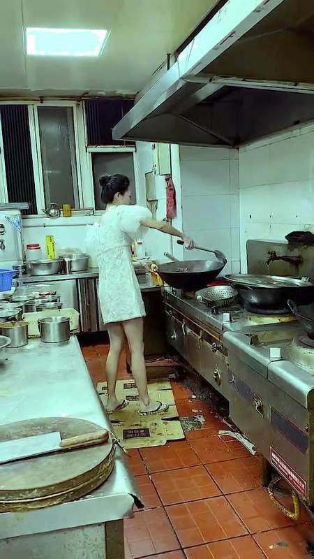 女服务员做了一锅小龙虾,竟逼的厨师当场辞职,有这手艺还做啥服务员呢