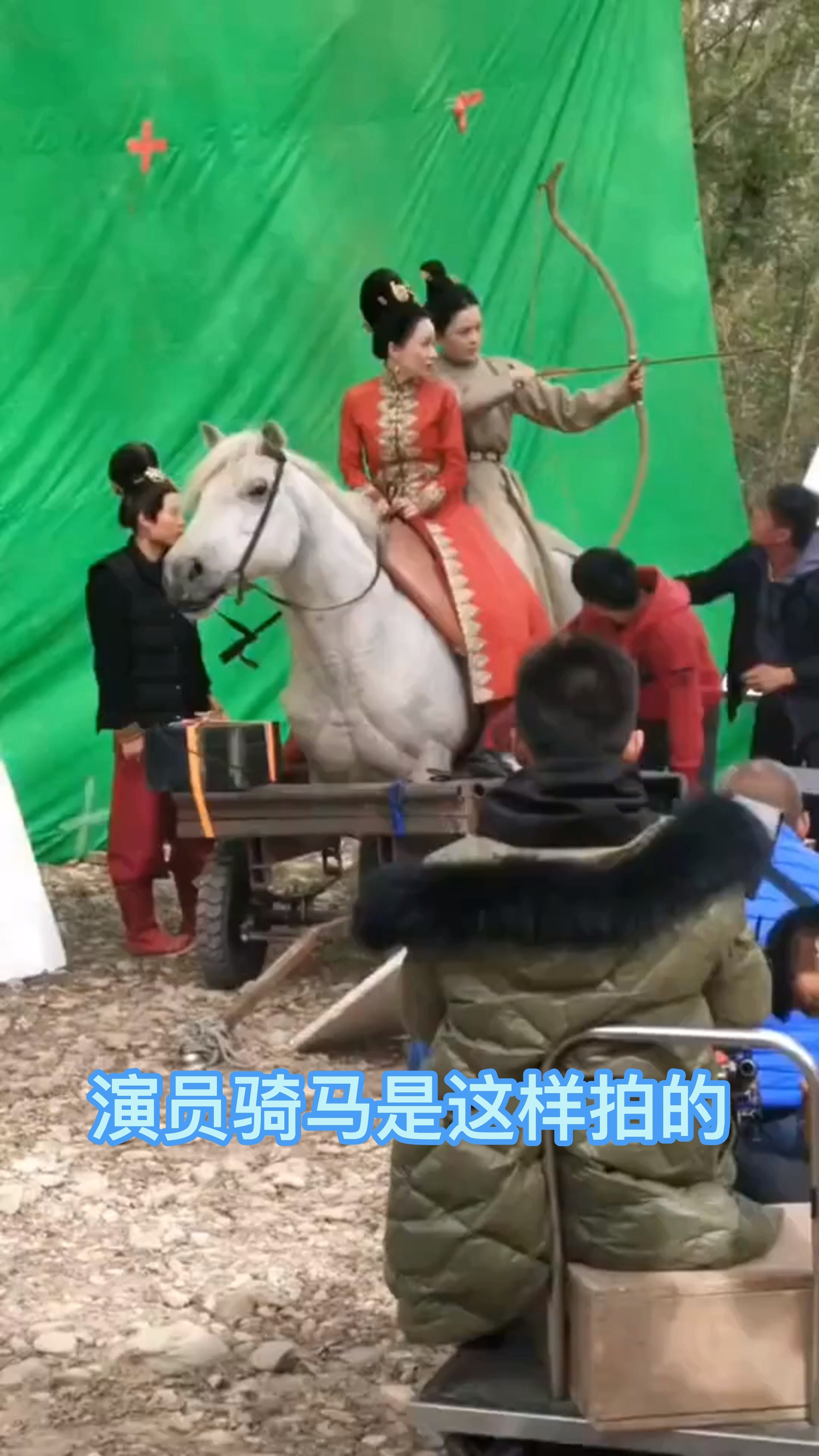 古装剧拍戏现场,演员骑马是这样拍的,意想不到吧