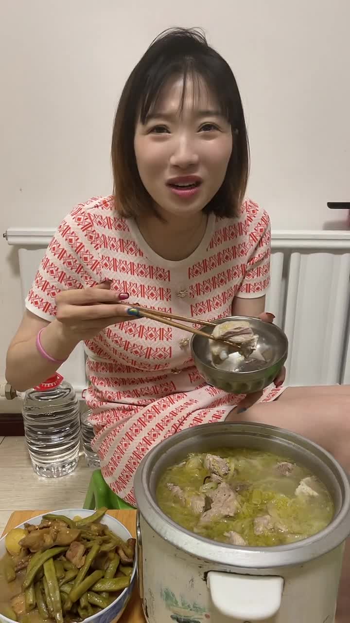 你们就说我妈惯不惯着,我媳妇说吃酸了炖排骨,买了200元排骨10块钱