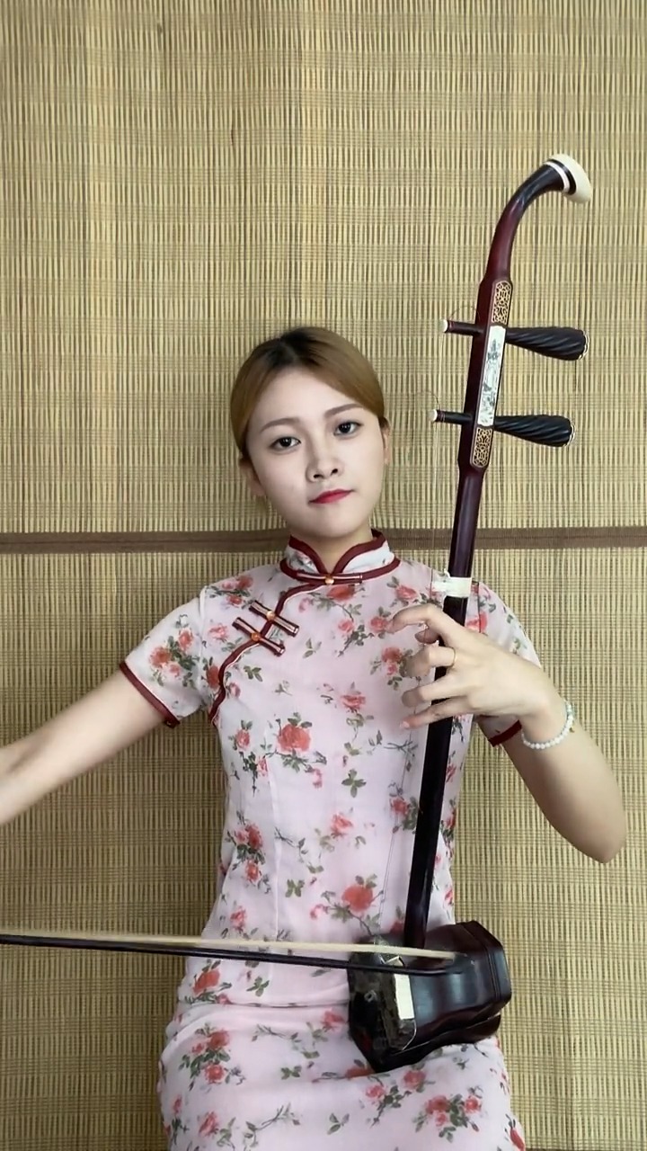 经典老歌旗袍美女二胡拉奏军港之夜琴音委婉动听醉人心弦弘扬民乐文化