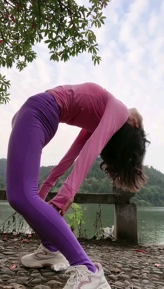 带上全民去旅行#做个瑜伽弯腰动作