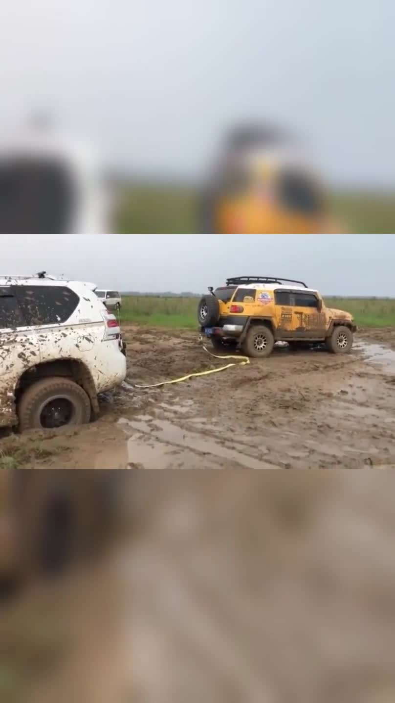 丰田fj酷路泽救援陷车的霸道,这动力真猛一下子就被拉跑了!