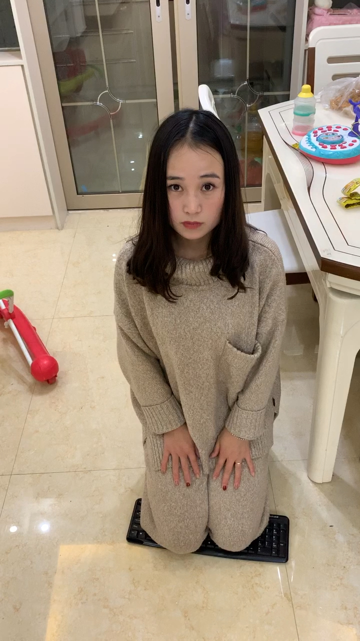 女人跪键盘!这就是男人在家的地位