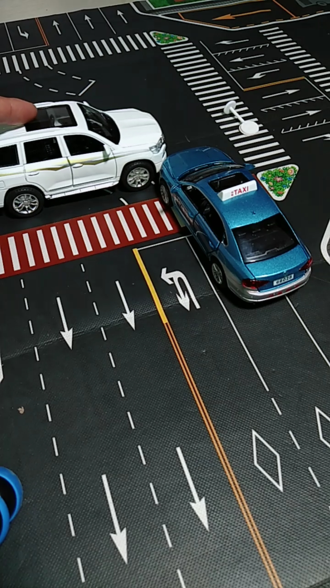 别听别人忽悠你越线停车最多罚点款,你看看这个吧