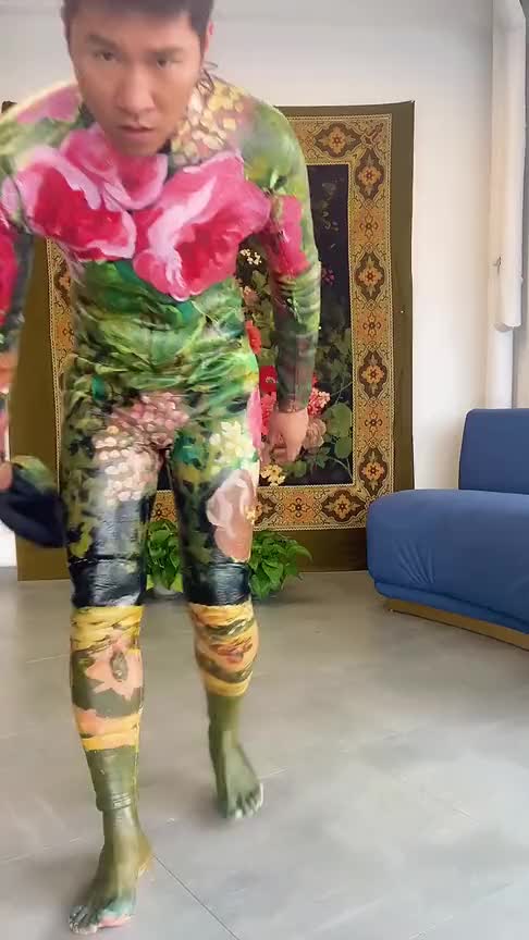 靠欺骗双眼的隐形人真的存在帅哥在身上绘画,躲藏在墙画中间竟无人能