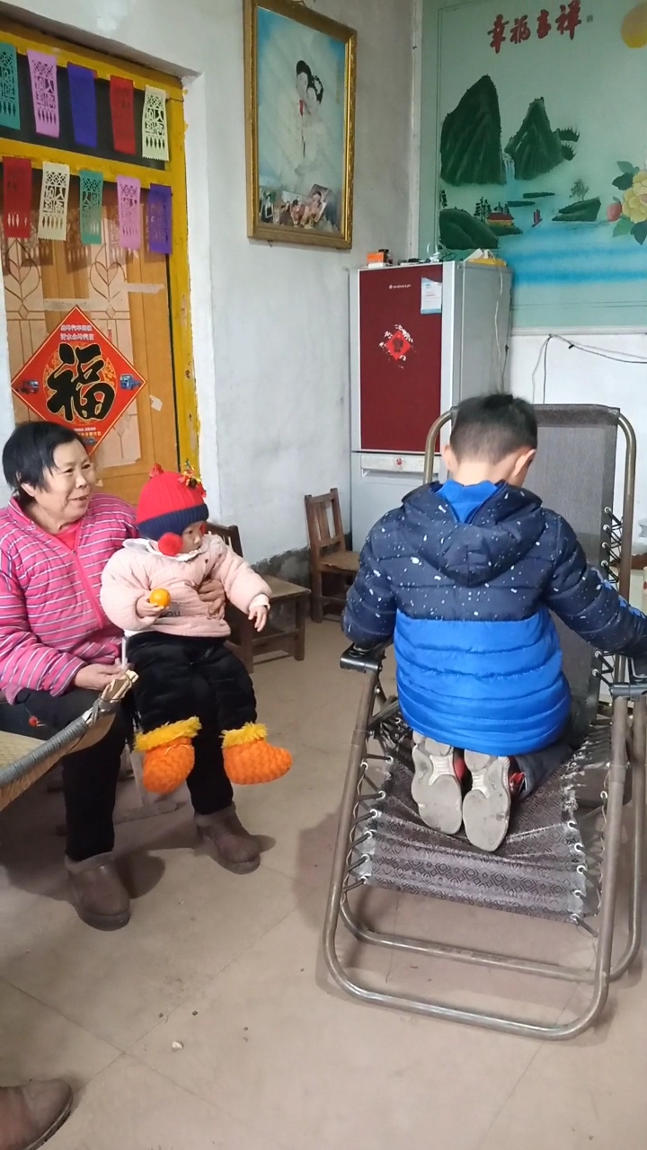 老人年轻时身体倍棒,养儿子看孙子,硬是累出了一身病!