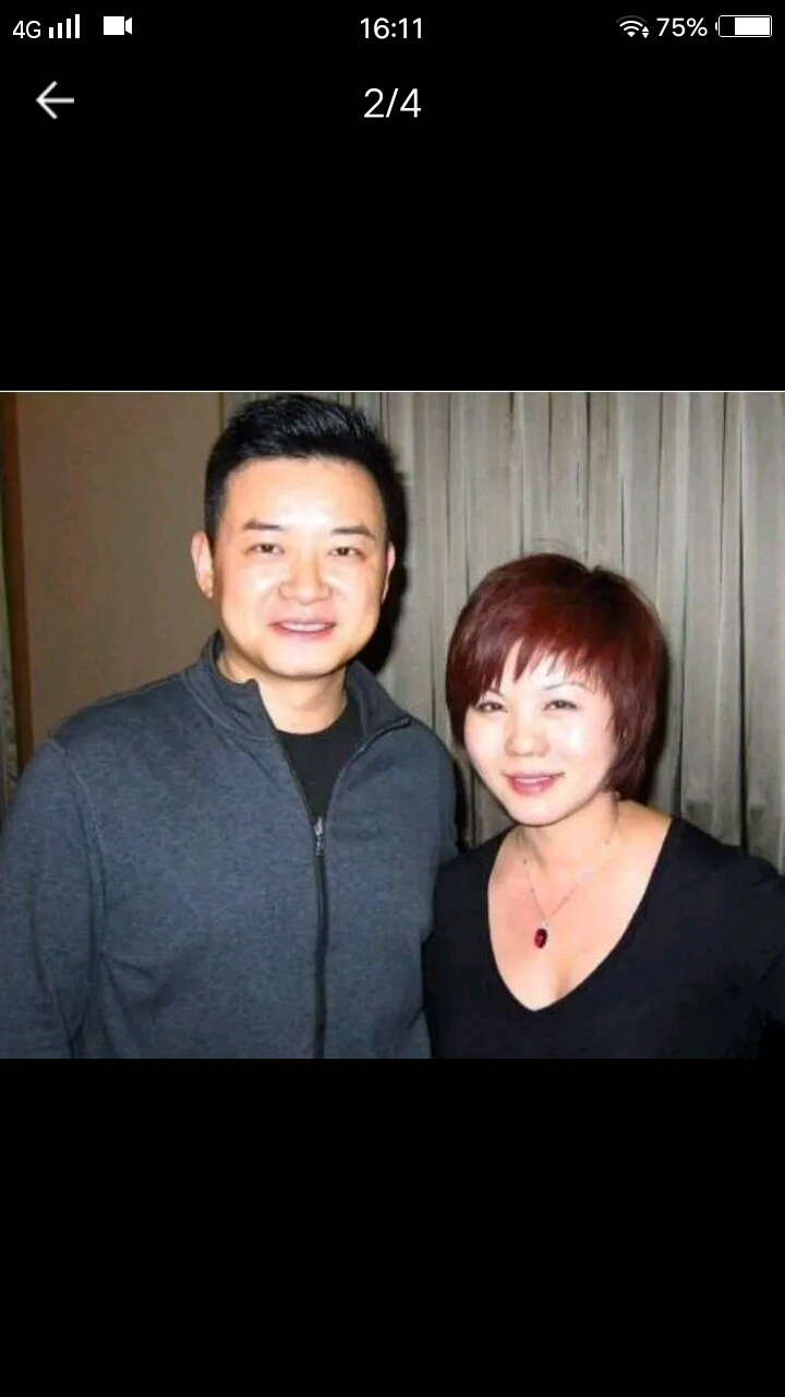 41岁主持人李佳明近照,与妻子18岁相恋,今生活幸福