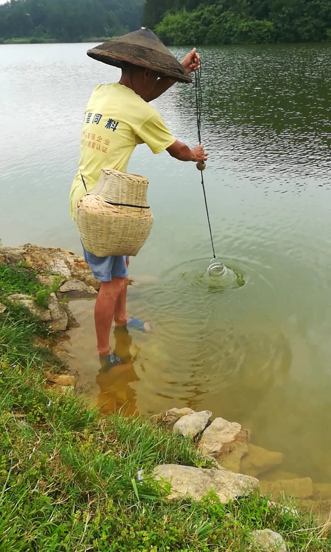 户外抓鱼#高手在民间,你见过这样抓鱼的吗?