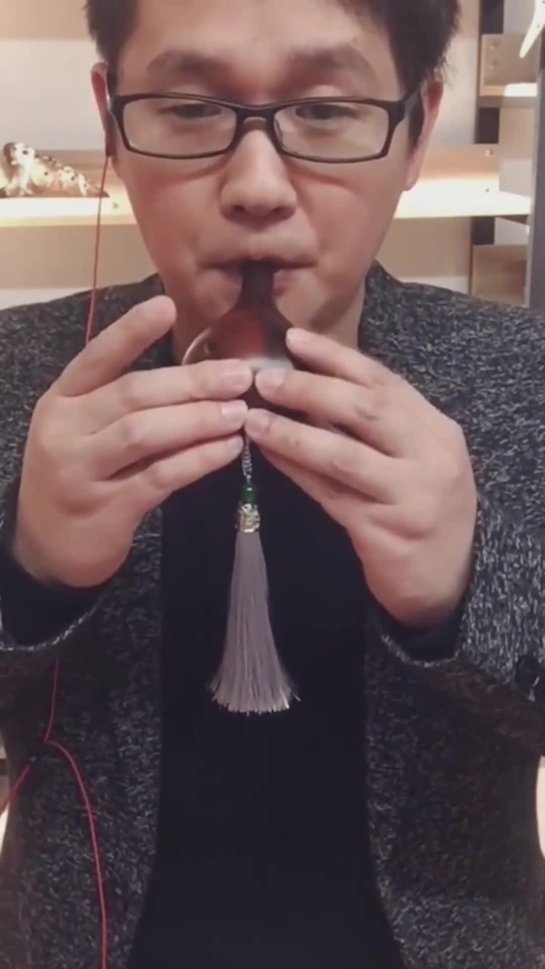 农村小伙也爱吹陶笛吹得还真的是不错的大家觉得怎么样