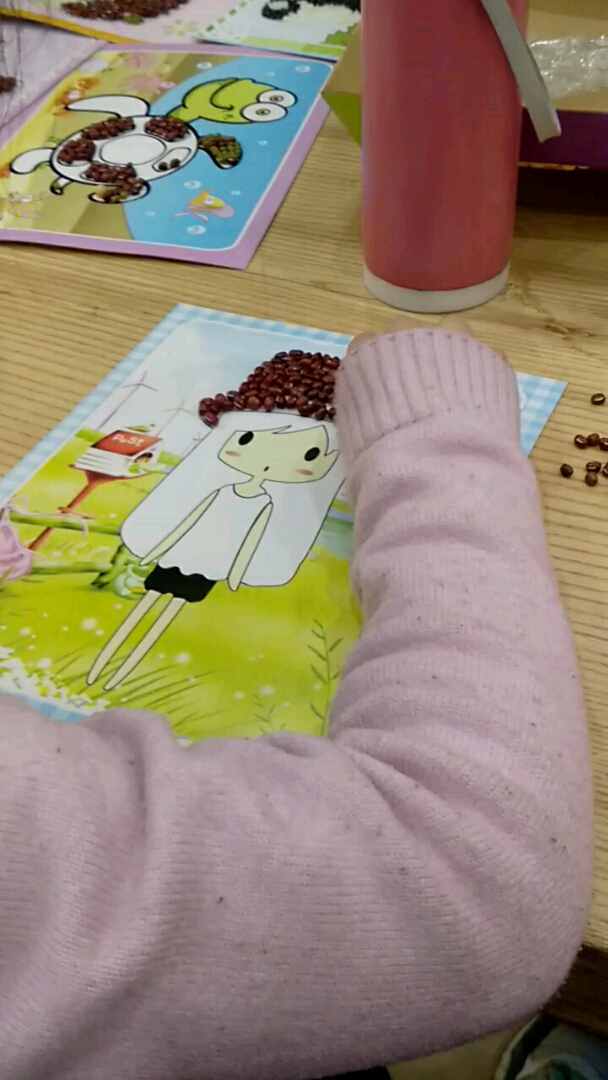 认真做手工的小胖妞