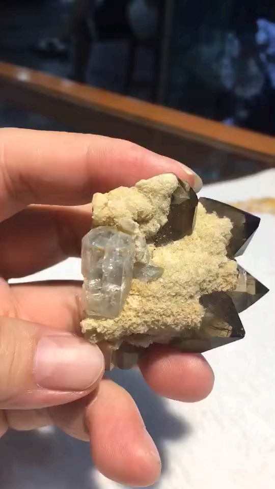 稀有宝石标本～～硅铍石[强],完整米字头,晶体大,半透,与烟晶长石共生