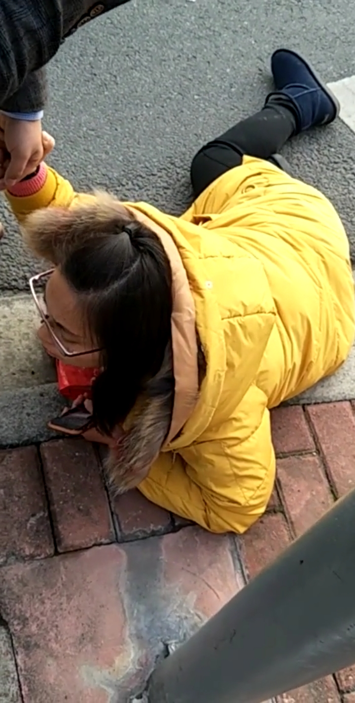 女子在路边突然倒下,有爱心人士过来帮助!