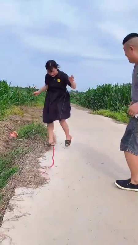 以为老婆遇到这种情况会撒腿就跑,看来是我低估她了-全民小视频