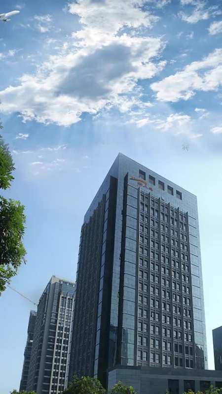 贵人鸟破产重组总部大楼便卖,负债35亿仍然默默的捐款4000万,总裁与