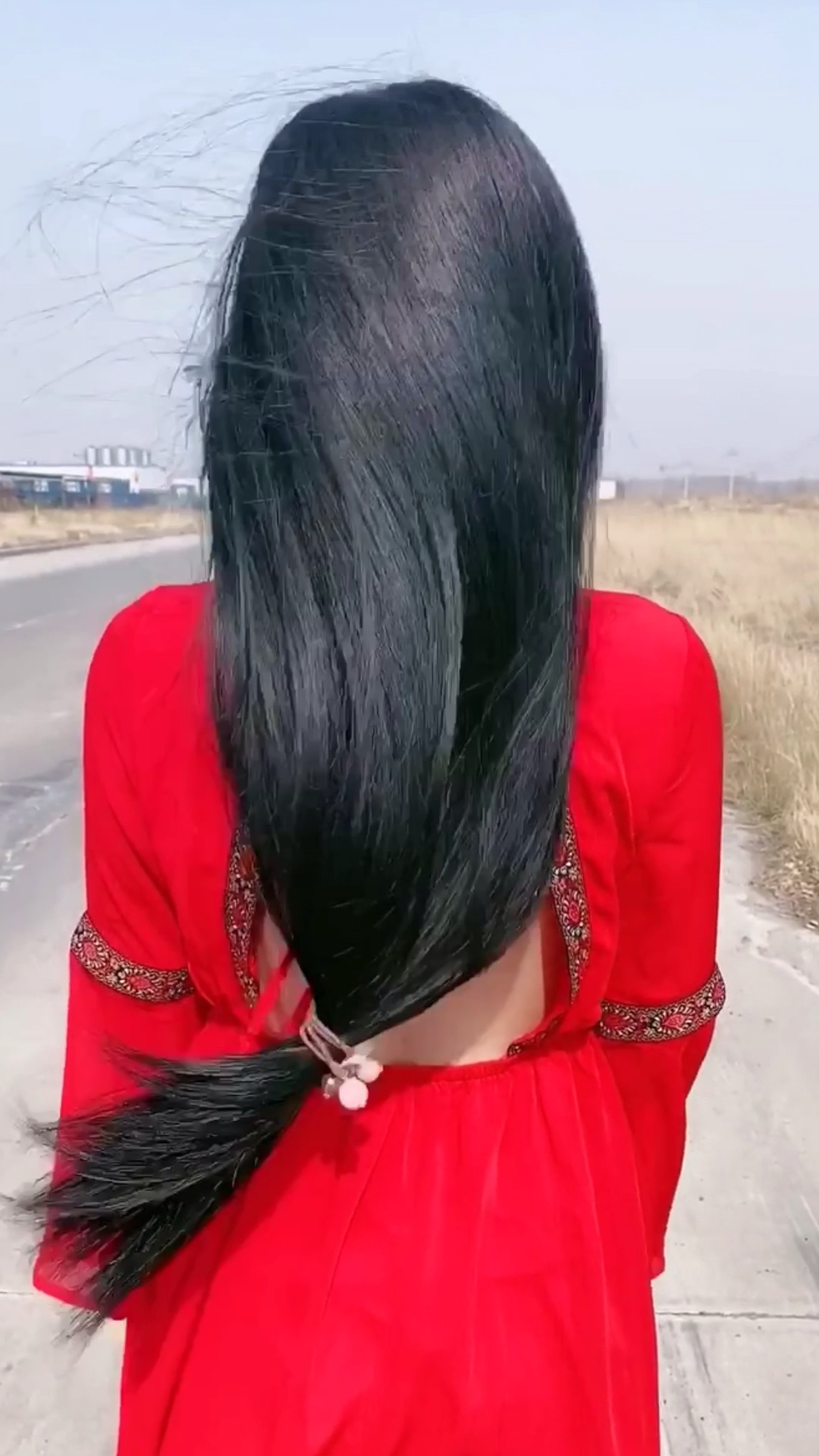 女人一定要留一头乌黑亮丽的长发,不然你永远都不知道自己的背影有