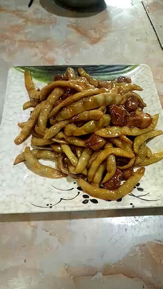 红烧肉压黄金钩豆角有食欲吗