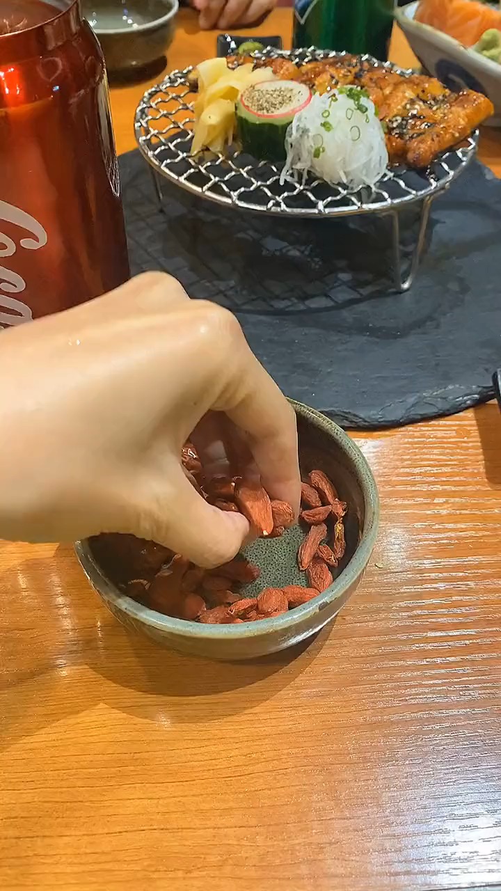 搞笑视频#女朋友说,自从有了它,保温杯里泡枸杞都像喝肥宅快乐水