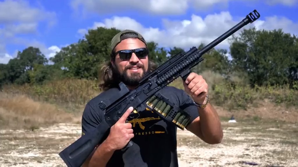 ak味十足的saiga-12霰弹枪,配备大容量弹鼓,靶场射击测试