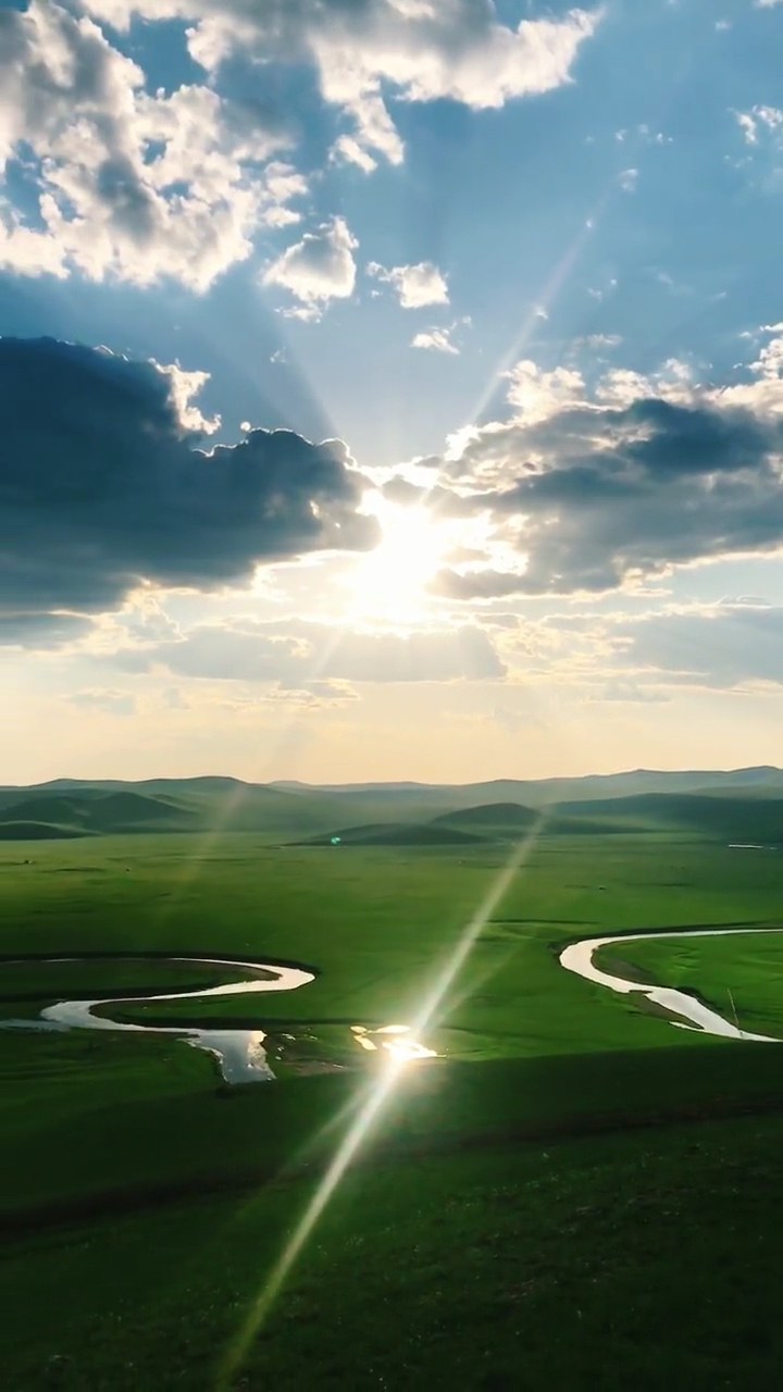 太阳努力穿过云层照耀大地