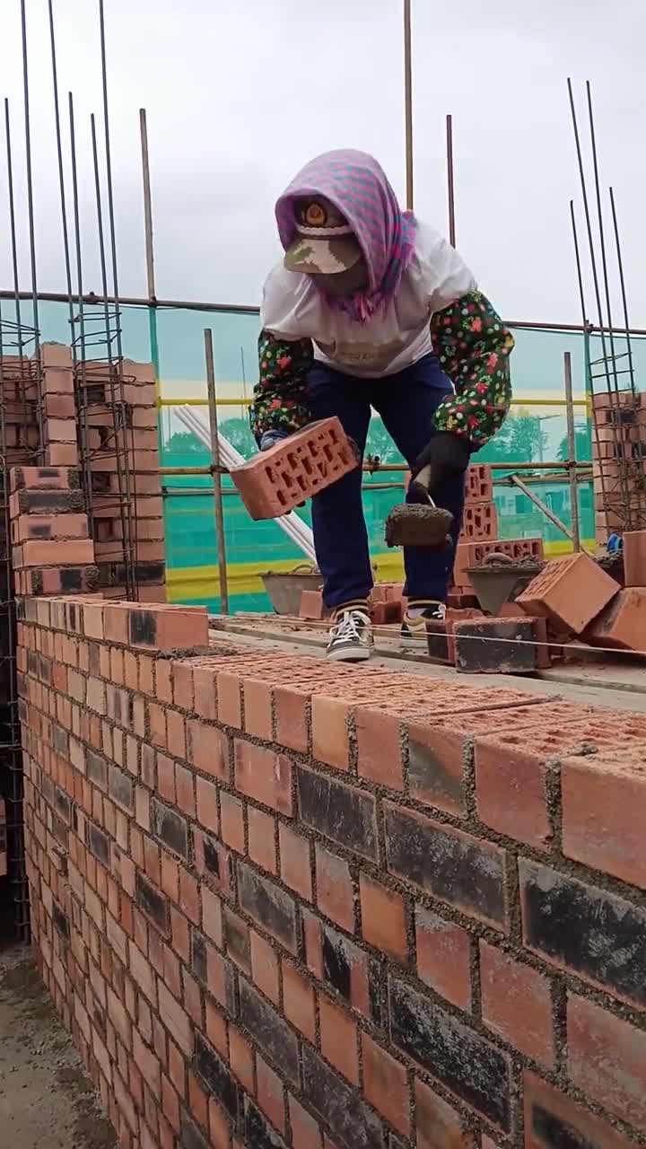 工地女工干起活来也是杠杠的