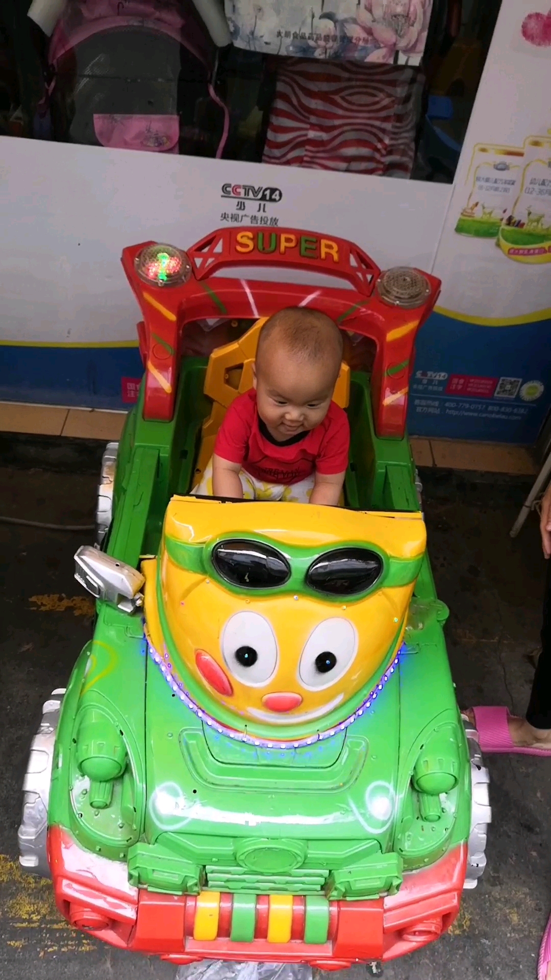 第一次坐摇摇车显得很淡定的样子!