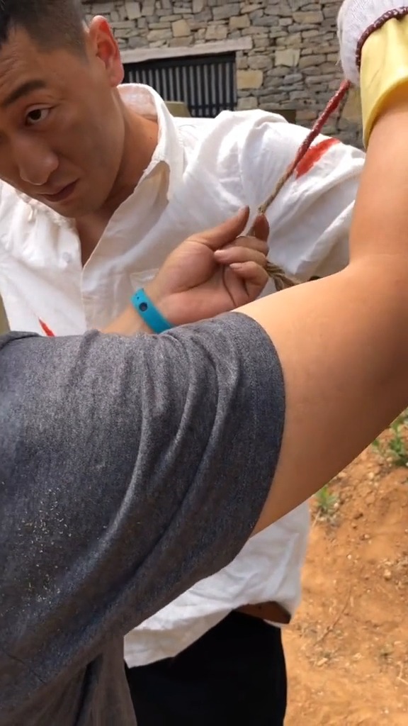 拍戏现场#这个视频骗了很多人,原来电视里被鞭子抽打,是这样伪装的!