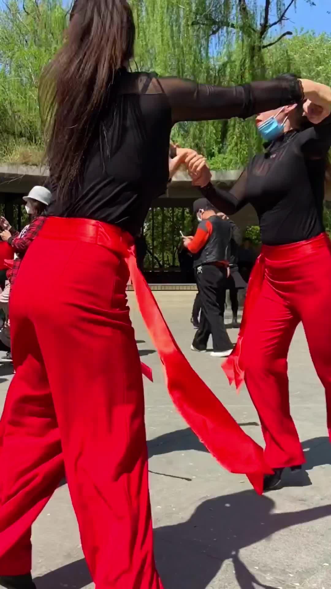 三个小媳妇儿来跳广场舞,每个身材都那么棒!