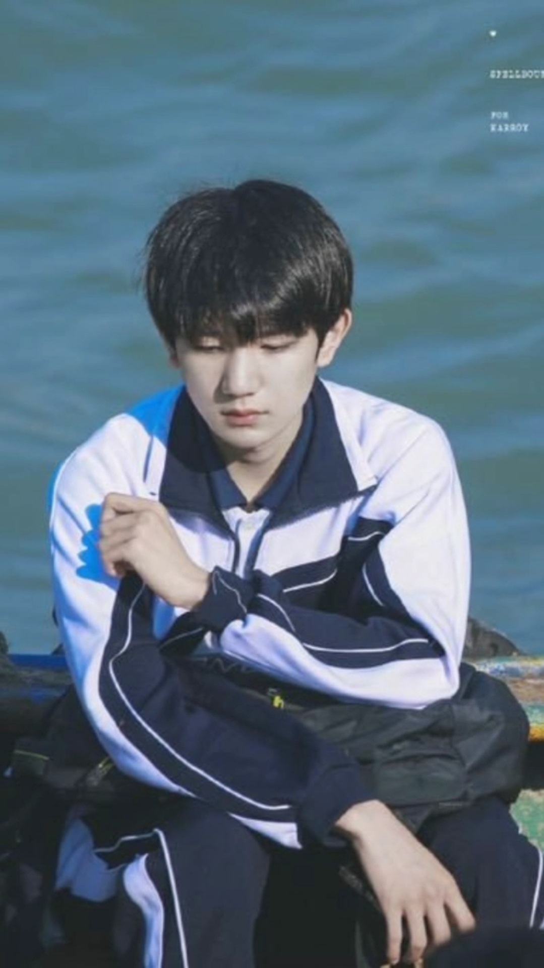 王源毕业校服写真