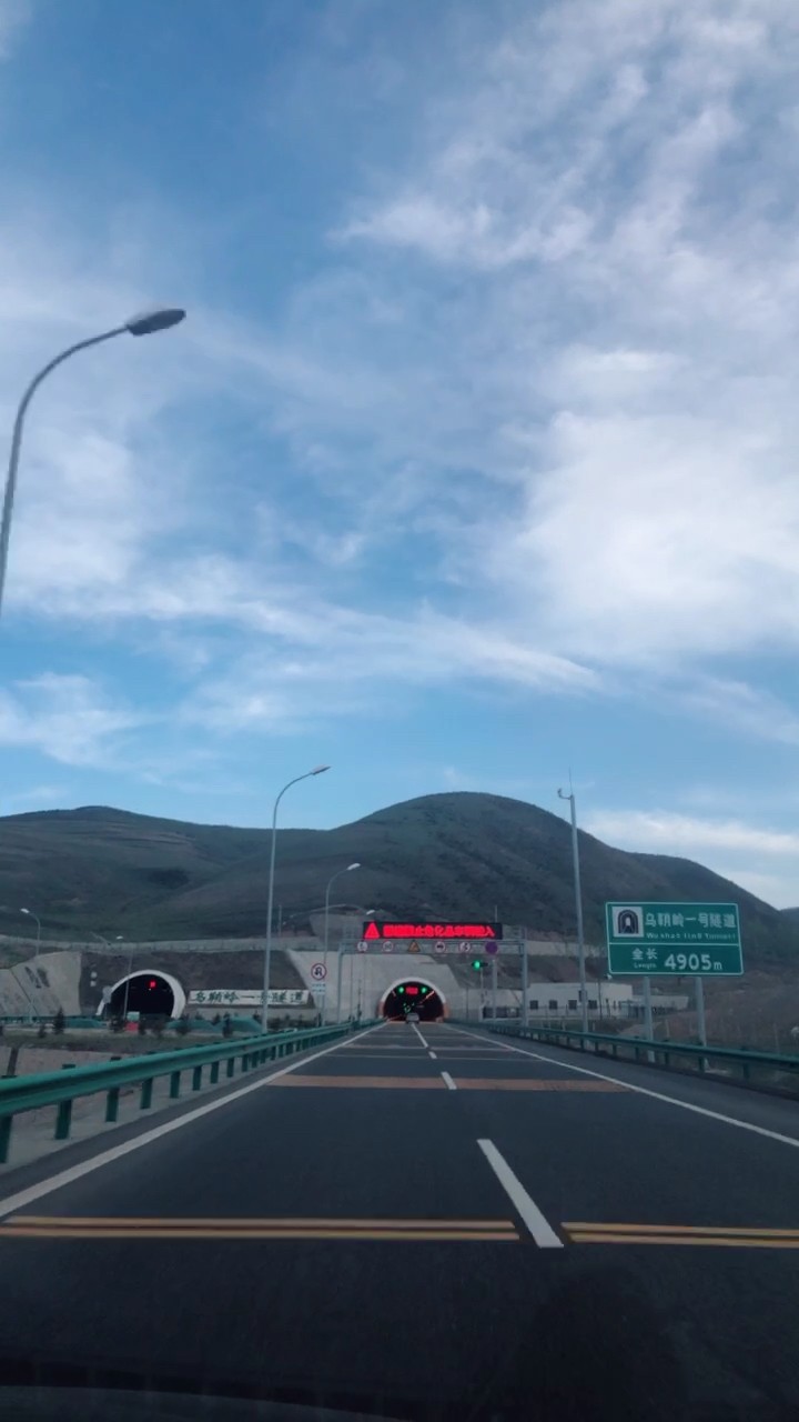 乌鞘岭隧道这里,气温只有12.5度