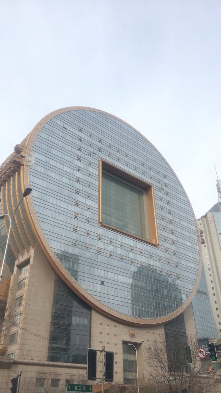 最爱之城#"大铜钱"被评为世界十大最丑建筑之一,近距离观看,沈阳吩膊