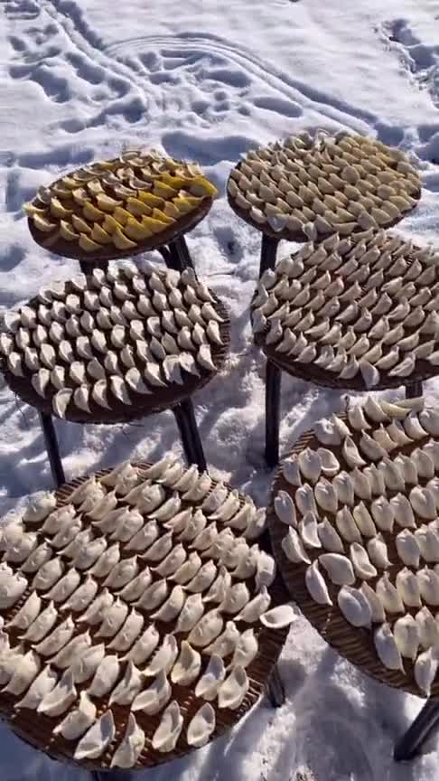 东北的冻饺子,酸菜馅的最好吃,想吃就拿出来煮上了!