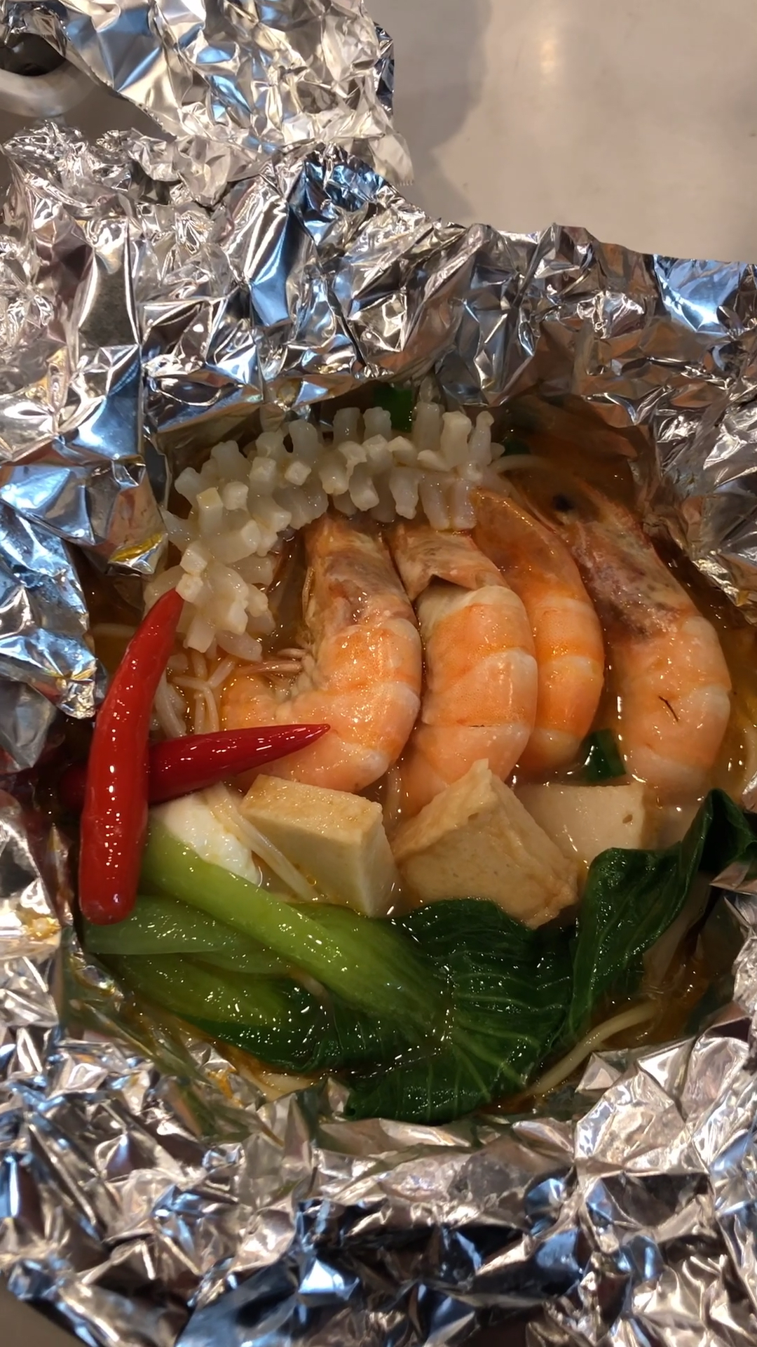 超帅小哥哥正在做的锡纸鲜虾米线,既有颜值又有营养哦喜欢的话关注我