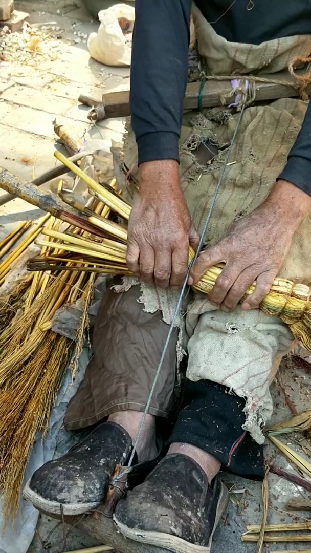这种传统手艺快失传了,小时候我爷爷经常做这样的扫把,现在看不到了