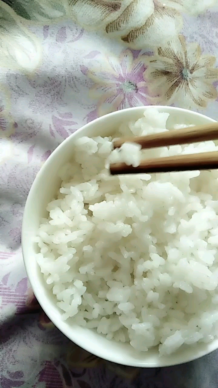 年过完了,只能吃白米饭啦别问我孩子为啥哭,饿得(    )