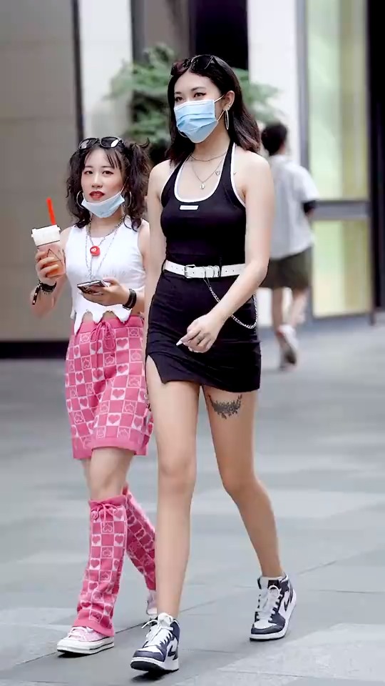 街拍美女#你们觉得女生身高160好看还是170好看?