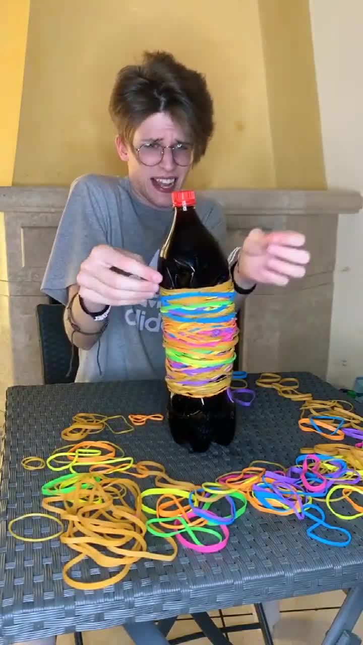 外国小伙皮筋夹爆可乐,看得我胆战心惊,结局有点意外!