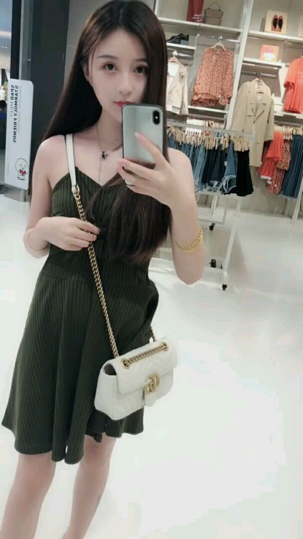 哈哈,美女在商场自拍