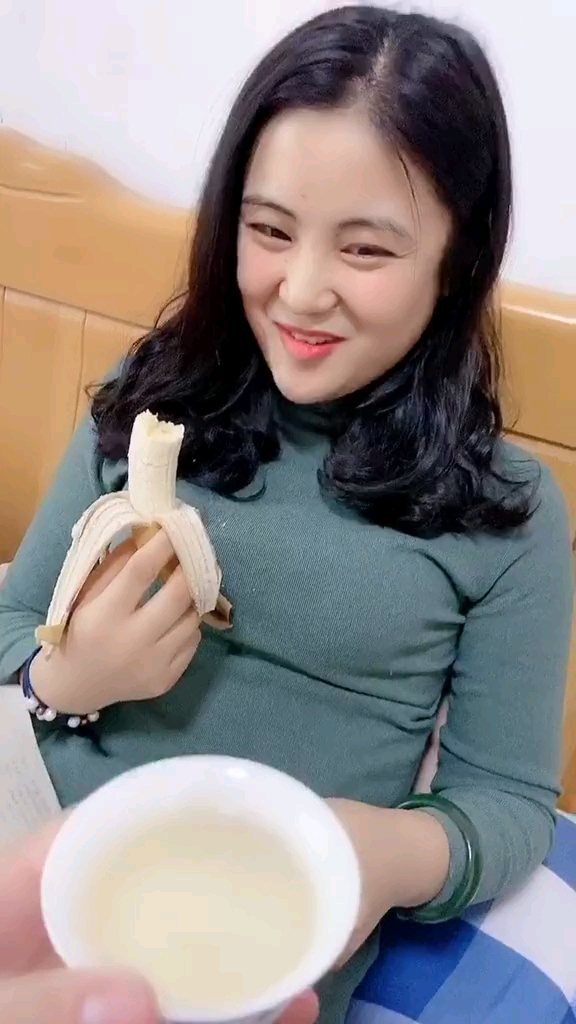 女施主,女施主,我给你送茶来了