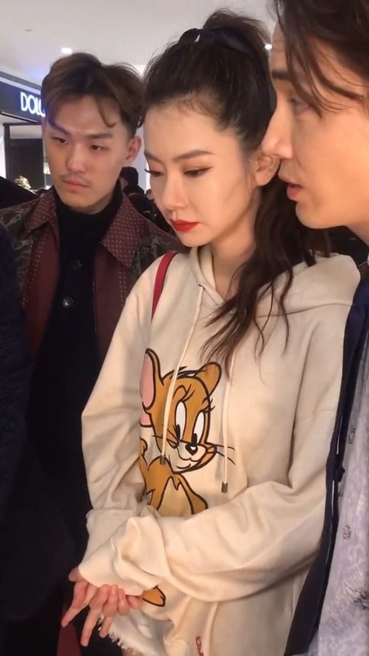 戚薇和老公李承铉,她胸口的杰瑞,吸引了我的目光!