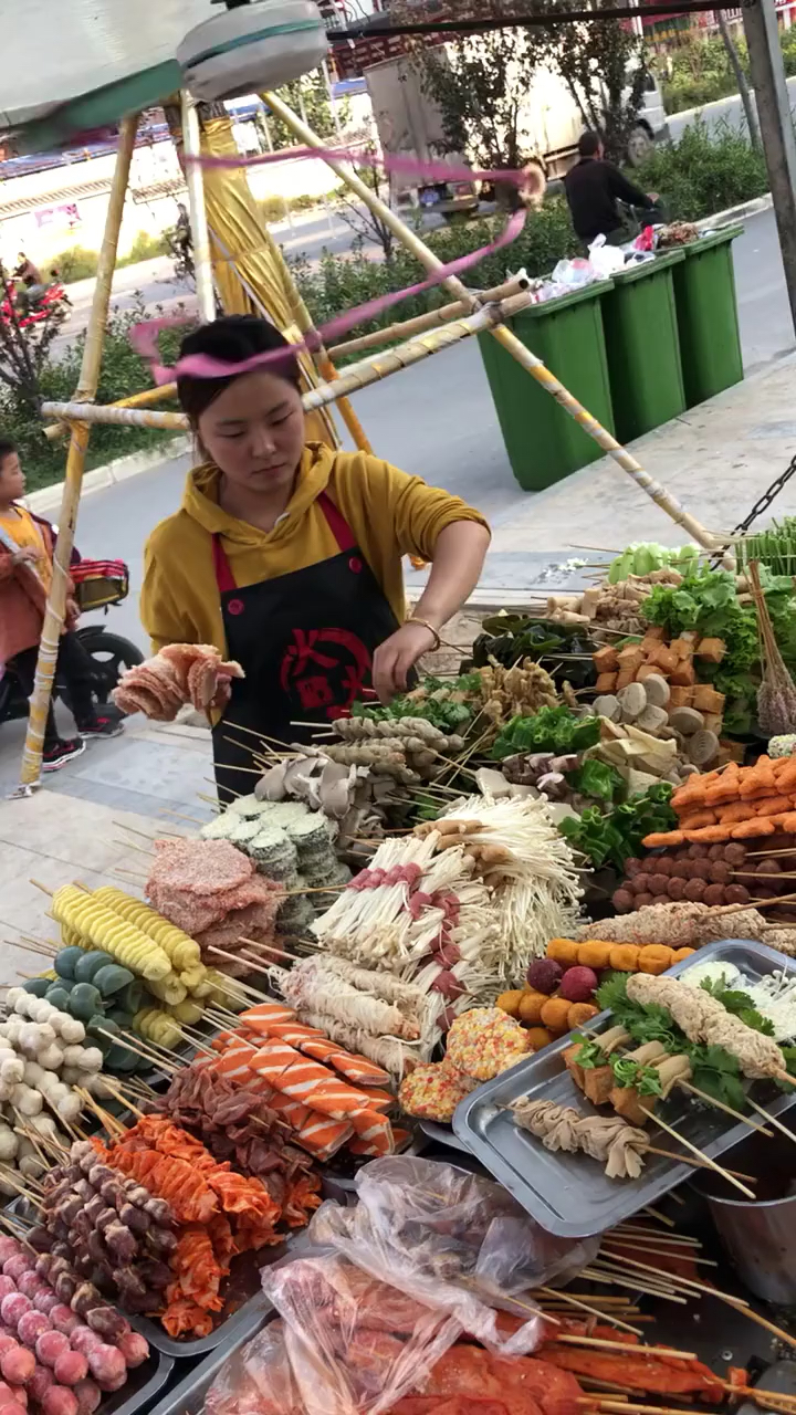 如果有好的条件谁又愿意摆地摊呢,如今一个摊子养活一家人